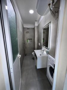 Ένα μπάνιο στο Best Comfort Apartment +20 φωτογραφίες