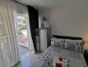 Postel nebo postele na pokoji v ubytování Suite with garden view and pool access