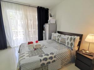 Postel nebo postele na pokoji v ubytování Suite with garden view and pool access