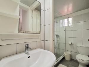 Koupelna v ubytování Suite with garden view and pool access