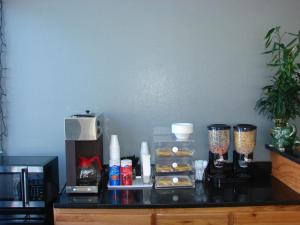 eine Arbeitsplatte mit einer Kaffeemaschine und einer Mikrowelle in der Unterkunft Bestway Inn in Ruidoso Downs