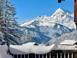 einen Balkon mit Blick auf einen schneebedeckten Berg in der Unterkunft Chalet montagnard chaleureux avec poêle, terrasse et animaux acceptés - FR-1-505-154 in Notre-Dame-de-Bellecombe