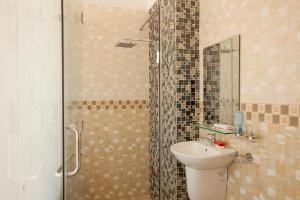a bathroom with a toilet and a shower with a sink at Phuong Nam Guest House in Mui Ne +20 photos