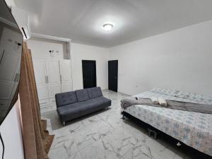 سرير أو أسرّة في غرفة في Moderna VIP Vereda Real