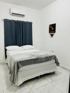 سرير أو أسرّة في غرفة في Moderna VIP Vereda Real