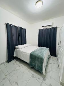 سرير أو أسرّة في غرفة في Moderna VIP Vereda Real