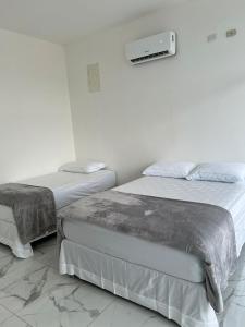سرير أو أسرّة في غرفة في Moderna VIP Vereda Real