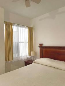Un pat sau paturi într-o cameră la Hotel Casa Cortes +4 fotografii