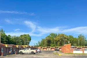 un parcheggio con un camion parcheggiato davanti agli edifici di OYO Hickory House Inn a Dexter