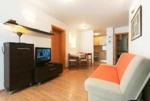 TV a/nebo společenská místnost v ubytování MONTE Beach Apartments