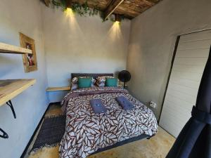 Ένα ή περισσότερα κρεβάτια σε δωμάτιο στο Hartbeest Bush Lodge 25