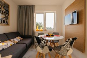 Μια τηλεόραση ή/και κέντρο ψυχαγωγίας στο Apartament Miętowy