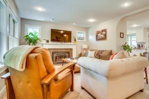 Una sala de estar con un sofá y una chimenea. en The Trailhouse at Serendipity in Taylor Falls, en Saint Croix Falls
