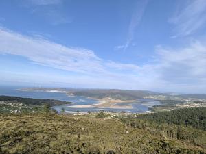 a view of a river from the top of a hill at Siralvar vivienda turística Arís in Cabana de Bergantiños