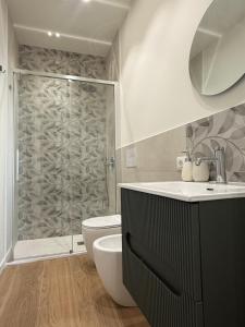 a bathroom with a shower and a toilet and a sink at Appartamento San Marco in Reggio Calabria