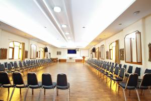 un hall vide avec des chaises et un podium dans une pièce dans l'établissement Pung-Waan Resort, à Sai Yok