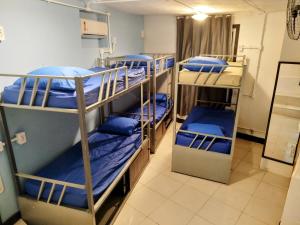 里约热内卢普拉维达旅馆的客房设有三张双层床和蓝色枕头。
