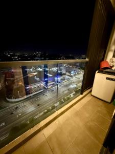 セルダンにあるSelf Check-in Privacy Free WiFi Netflix 1 Parkingの- 市街の景色を望むバルコニー(夜間)