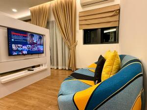 セルダンにあるSelf Check-in Privacy Free WiFi Netflix 1 Parkingの青いソファと薄型テレビのあるリビングルーム +5枚の写真