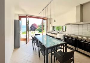 Η κουζίνα ή μικρή κουζίνα στο Villa overlooking Lake Maggiore with 3 suites