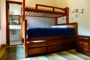 a bedroom with two bunk beds and a mirror at Casa em condomínio 180 m da praia Toque-Toque São Sebastião in São Sebastião +30 photos