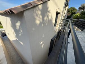 een schaduw van een gebouw aan de zijkant van een gebouw bij niolonlabricotier love room classe in Le Rove