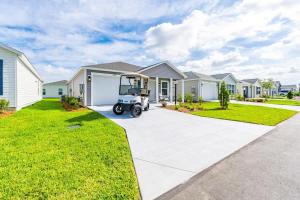 リーズバーグにあるBrand New 2-2 Villa with Golf Cartの家の前に停められたゴルフカート