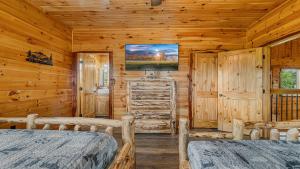 1 dormitorio con 2 camas en una cabaña en Sunset Peak, en Sevierville 55 fotos más