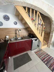 a kitchen with a sink and a staircase at Maison calme et climatisée - Proche Nîmes & Arles in Saint-Gilles