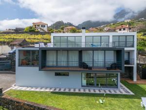 ein Haus mit Bergblick in der Unterkunft villa vista do vale in São Vicente