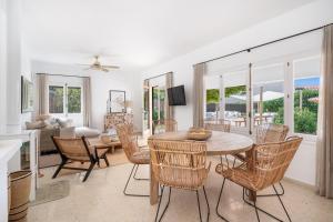 un soggiorno con tavolo e sedie di Villa Bini Ezolea a Binibeca