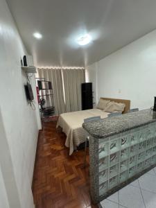 a bedroom with a bed and a desk in a room at STUDIO IPANEMA CONFORTÁVEL in Rio de Janeiro