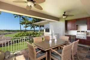 une cuisine et une salle à manger avec une table et des chaises dans l'établissement 3BD Waiulu Villa (111D) at Hualalai Resort, à Kukio