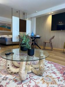 a living room with a glass table on a rug at רויאל שנגרילה in Eilat
