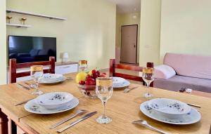 サランダにあるCozy Sea View Apartment K4の皿、グラス、フルーツの盛り合わせ