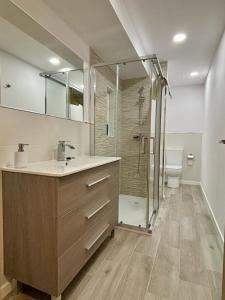 Bilik mandi di Apartamentos do porto Malpica