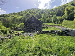 an old stone house in the middle of a mountain at L'abri de rioumaou in Saligos