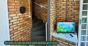 Televisyen dan/atau pusat hiburan di Pousada Recanto Edênico - à beira mar da Praia Ponta do Papagaio, Palhoça SC