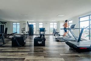 パナマシティにあるModern flats in Obarrioの体育館のトレッドミル走行女 +150枚の写真