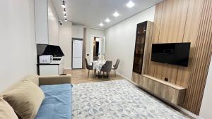 Televiisor ja/või meelelahutuskeskus majutusasutuses ЖК Улы Дала шикарная квартира с прекрасной аурой