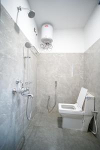 Royal Majestic Lodge في غاواهاتي: حمام فيه شطاف و مرحاض