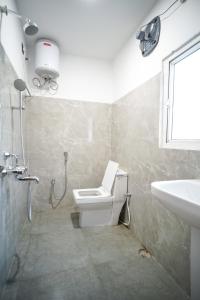 Royal Majestic Lodge في غاواهاتي: حمام مع مرحاض ومغسلة