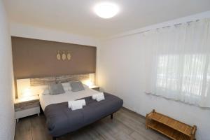 A bed or beds in a room at DIFFERENTFLATS Samoa
