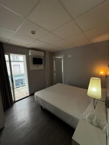 Postel nebo postele na pokoji v ubytování Hostal B and B Benidorm