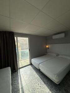 Postel nebo postele na pokoji v ubytování Hostal B and B Benidorm