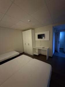 Postel nebo postele na pokoji v ubytování Hostal B and B Benidorm