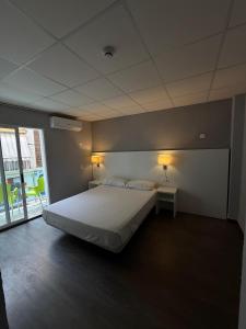 Postel nebo postele na pokoji v ubytování Hostal B and B Benidorm