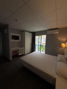 Postel nebo postele na pokoji v ubytování Hostal B and B Benidorm