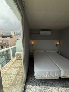 Postel nebo postele na pokoji v ubytování Hostal B and B Benidorm