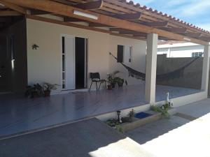 特里温福Casa do Descanso的一个带木制凉棚的庭院